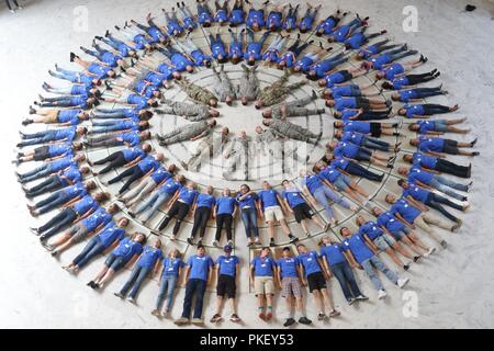 Top Delegierte aus High School über Utah Treffen mit Gouverneur Gary Herbert am State Capitol Building und ein Bezirk Richter am Bundesgericht in Salt Lake City, Utah, am 31. Juli 2018. Freiheit Academy ist eine einwöchige Summer Camp für Junioren und Senioren in der High School, veranstaltet von der Pennsylvania National Guard Stockfoto