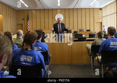 Top Delegierte aus High School über Utah Treffen mit Gouverneur Gary Herbert am State Capitol Building und ein Bezirk Richter am Bundesgericht in Salt Lake City, Utah, am 31. Juli 2018. Freiheit Academy ist eine einwöchige Summer Camp für Junioren und Senioren in der High School, veranstaltet von der Pennsylvania National Guard Stockfoto