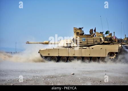 Soldaten Feuer einer 120mm Sabot Runde von einem M1A2 Tank während einer Live-Fire Training übung in der Idaho Army National Guard Orchard Combat Training Center, 26. Juli als Teil Ihrer M1A2 Panzer Kommandeure Zertifizierung Kurs Training. Der Kurs, der von der Rüstung Training Company 19 K, 1-204 th Regional Training Institute (Armor) Bataillon gelehrt wird, steigert die Soldaten technische Fähigkeiten als Tank Stockfoto