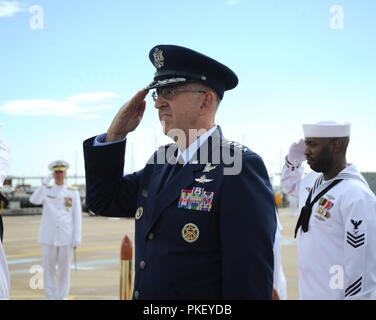 NORFOLK, Virginia (Aug. 3, 2018) Gen. John E. Hyten, Kommandeur der US Strategic Command, Spaziergänge durch die Seite Jungen während der U-Boot Kräfte ändern des Befehls Zeremonie an Bord der Virginia-Klasse schnell-Angriffs-U-Boot USS Washington (SSN787) in Norfolk, Virginia. Vice Adm. Charles A. Richard entlastet Vice Adm. Joseph E. Tofalo als Kommandant von U-Boot Kräfte. Stockfoto