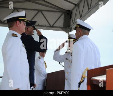 NORFOLK, Virginia (Aug. 3, 2018) Vizepräsident Adm. Joseph E. Tofalo, der scheidende Kommandant von U-Boot Kräfte, begrüßt General John E. Hyten, Kommandeur der US-amerikanischen Strategischen Kommandos, wie er verzichtet auf Befehl der Task Force 144 bei einem Befehl Zeremonie an Bord der Virginia-Klasse schnell-Angriffs-U-Boot USS Washington (SSN787) in Norfolk, Virginia. Vice Adm. Charles A. Richard entlastet Vice Adm. Joseph E. Tofalo als Kommandant von U-Boot Kräfte. Stockfoto