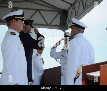 NORFOLK, Virginia (Aug. 3, 2018) Vizepräsident Adm. Joseph E. Tofalo, der scheidende Kommandant von U-Boot Kräfte, begrüßt General John E. Hyten, Kommandeur der US-amerikanischen Strategischen Kommandos, wie er verzichtet auf Befehl der Task Force 144 bei einem Befehl Zeremonie an Bord der Virginia-Klasse schnell-Angriffs-U-Boot USS Washington (SSN787) in Norfolk, Virginia. Vice Adm. Charles A. Richard entlastet Vice Adm. Joseph E. Tofalo als Kommandant von U-Boot Kräfte. Stockfoto