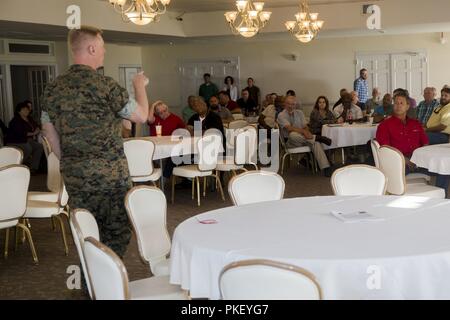 Us Marine Corps Colonel Russell Burton, kommandierender Offizier, Marine Corps Air Station New River, gibt seine Erläuterungen während der vierteljährlichen Bund Länge des Service Preisverleihung im Officers Club auf WAB New River, N.C., August 1, 2018. Sechs zivile Mitarbeiter waren während der Zeremonie für Insgesamt 120 Jahre Dienst erkannt wird. "Es ist loyal, treu zu erkennen, und hingebungsvollen Dienst für die Regierung der Vereinigten Staaten", sagte Amanda Reis, Training Coordinator. Stockfoto