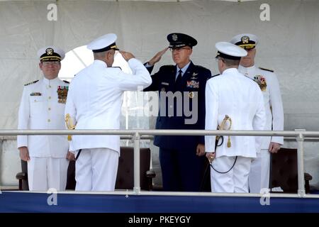 NORFOLK, Virginia (Aug. 3, 2018) Vizepräsident Adm. Charles A. Richard, die eingehenden Kommandant von U-Boot Kräfte, begrüßt General John E. Hyten, Kommandeur der US-amerikanischen Strategischen Kommandos, wie Er übernimmt das Kommando über die Task Force 144 bei einem Befehl Zeremonie an Bord der Virginia-Klasse Angriffs-U-Boot USS Washington (SSN787) in Norfolk, Virginia. Richard entlastet Vice Adm. Joseph E. Tofalo als Kommandant von U-Boot Kräfte. Stockfoto