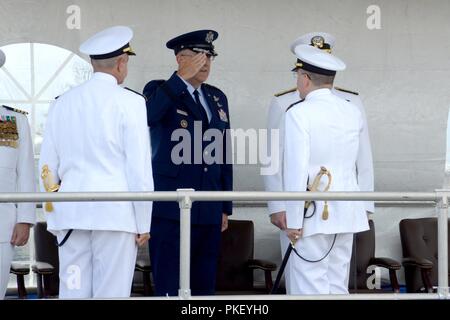 NORFOLK, Virginia (Aug. 3, 2018) Vizepräsident Adm. Joseph E. Tofalo, der scheidende Kommandant von U-Boot Kräfte, begrüßt General John E. Hyten, Kommandeur der US-amerikanischen Strategischen Kommandos, wie er von der Task Force 144 bei einem Befehl Zeremonie an Bord der Virginia-Klasse Angriffs-U-Boot USS Washington (SSN787) in Norfolk ist erleichtert, Virginia. Richard entlastet Vice Adm. Joseph E. Tofalo als Kommandant von U-Boot Kräfte. Stockfoto