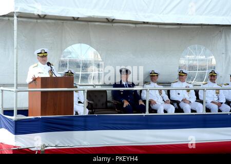 NORFOLK, Virginia (Aug. 3, 2018) Vizepräsident Adm. Joseph E. Tofalo, der scheidende Kommandant von U-Boot Kräfte, Adressen Gäste während der U-Boot -Kraft des Befehls Zeremonie an Bord der Virginia-Klasse Angriffs-U-Boot USS Washington (SSN787) in Norfolk, Virginia. Vice Adm. Charles A. Richard entlastet Tofalo als Kommandant von U-Boot Kräfte. Stockfoto