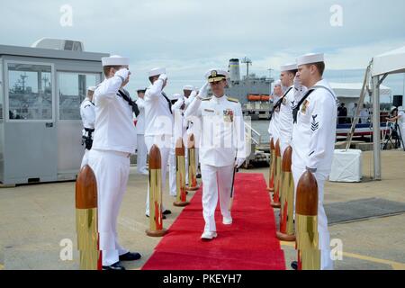 NORFOLK, Virginia (Aug. 3, 2018) Adm. John M. Richardson, Leiter der Marineoperationen, Spaziergänge durch die Seite Jungen während der U-Boot Kräfte ändern des Befehls Zeremonie an Bord der Virginia-Klasse Angriffs-U-Boot USS Washington (SSN787) in Norfolk, Virginia. Vice Adm. Charles A. Richard entlastet Tofalo als Kommandant von U-Boot Kräfte. Stockfoto