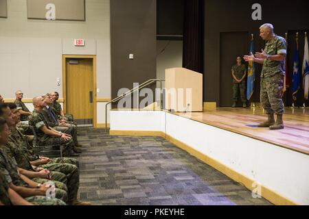 Generalleutnant Rex. C. McMillian, Kommandant der Marine Reserve und Marine Nord, Adressen Generalmajor Michael F. Fahey, ausgehende Befehlshaber der Force Headquarters Group, während der Befehl Zeremonie am Federal City Auditorium, New Orleans, August 3, 2018. Bei der Adressierung der Teilnehmer, McMillian äußerte seine Dankbarkeit für all die harte Arbeit und Hingabe Fahey während seiner Zeit FHG gab als Kommandeur von 2016-2018. Stockfoto