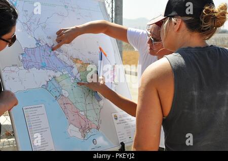 Eileen Takata, Leitung Wasser Ressourcen Planer, US-Armee Korps der Ingenieure Los Angeles District, zweiter von rechts, weist auf den Bereich der Verantwortung für die Corps und die Los Angeles County Hochwasserschutz Bezirk im Management des Hochwasserrisikos im Großraum Los Angeles Becken, während eines am 25. Juli besuchen, um zu sehen, Wasser in der Nähe von Lagerbereichen Hansen Dam. Stockfoto