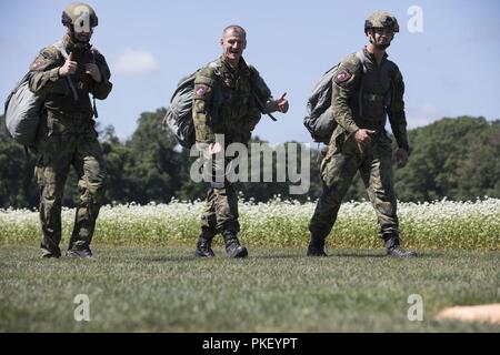 Eine tschechische Fallschirmjäger gibt einen Daumen hoch auf Schloss Drop Zone nach der Teilnahme an einem Einarbeitung springen als Teil der Leapfest an der Universität von Rhode Island, West Kingston, R.I., Aug 2, 2018. Leapfest ist der größte und am längsten bestehende, internationale statische Linie Fallschirm Training und Wettbewerb veranstaltet vom 56. Truppe den Befehl, Rhode-Island Army National Guard hohe technische Ausbildung zu fördern und Korpsgeist innerhalb der internationalen Gemeinschaft in der Luft. Stockfoto