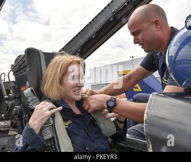 SEATTLE (1. August 2018) Blue Angels #7 Crew Chief, Mate 2. Klasse Robert's Aviation Machinist Weitershausen, Riemen Seattle Mayor, Jenny Durkan, auf den Rücksitz eines Blue Angels F/A-18 Hornet vor ihrer Orientierung Flug. Der Blaue Engel sind während der Seattle Seafair Festival und sollen mehr als 60 Demonstrationen an mehr als 30 Standorten in den USA und Kanada im Jahr 2018 durchzuführen. Stockfoto