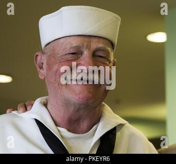 SEATTLE (August 3, 2018) Robert Imari, a U.S. Navy Veteran, posiert für ein Bild während Seafair Flotte Woche. Seafair Fleet Week ist eine jährliche Feier des Meeres Dienstleistungen darin Seemänner, Marinesoldaten und Küstenwache Mitglieder vom Besuch der US-Marine und Küstenwache Schiffe und Schiffe aus Kanada machen die Stadt zu einem Hafen des Anrufs. (U.S. Marine Corps Stockfoto