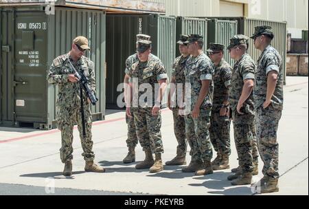 IMPERIAL BEACH (3. August 2018) Betrieb Spezialist 1. Klasse Nicholas Lamm, an die in den Küstenzonen Riverine Group (CRG) (1), der ordnungsgemäßen Beschäftigung von nicht-tödlichen Laser dazzler um Marines mit Task Force Koa Moana während eingeschifft Security Team (EST) grundlegende Ausbildung von Crg 1 Ausbildung und Auswerteeinheit onboard Naval Outlying Landung eingereicht Imperial Beach zeigt zugewiesen. CRG stellt eine Kernkompetenz bezeichnet hochwertige Assets über das Grün und Blau, Wasser, Umwelt und die Bereitstellung von Portierbaren adaptive Kraft Pakete (AFP) weltweit in einem integrierten, gemeinsamen und kombinierte Wenn man zu verteidigen. Stockfoto