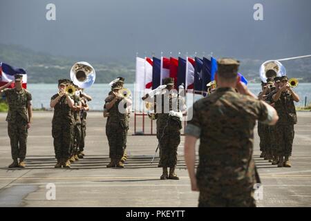 Us Marine Corps Oberstleutnant Gehirn gewähren, auf-kommenden kommandierenden Offizier, Marine Light Attack Helicopter Squadron (HMLA) 367, Marine Flugzeuge Gruppe 24, 1 Marine Flugzeugflügel, begrüßt das Marine Corps Forces, Pacific Band während des HMLA -367 Veränderung der Befehl Zeremonie, Marine Corps Base Hawaii, Aug 3, 2018. Oberstleutnant Frank Makoski Befehl aufgegeben von Oberstleutnant HMLA-367 zu gewähren. Stockfoto