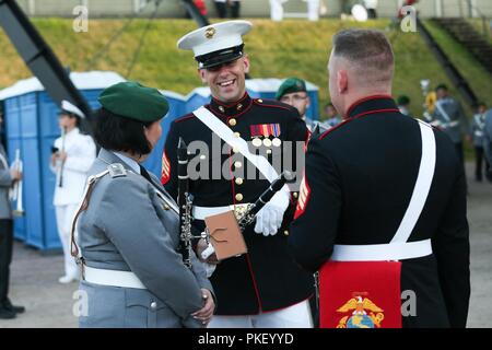 Us-Marines mit der Marine Corps Base Quantico Band interagieren mit einem Mitglied der Deutschen Armee Band während der 2018 Hamina Tattoo in Hamina/Finnland, 12.08.3, 2018. Die Tätowierung stellt über 1.000 Künstler aus acht verschiedenen Nationen feiern, Militär und musikalische Erbe aus der ganzen Welt. Stockfoto