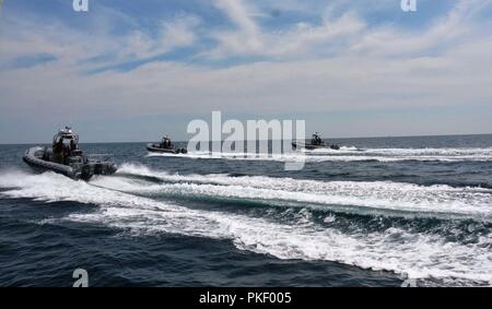 VARNA, Bulgarien - Bulgarische naval Defence Force profis Praxis taktische Formationen am Schwarzen Meer in der Nähe von Varna, Bulgarien mit neu erworbenen sieben Meter starre Hülle aufblasbare Boote. Etwa 15 Mitarbeiter graduierte vor kurzem von einem Patrouillenschiff Offizier - Kurs Küsten mobile Training Team Engagements durch die Naval kleine Handwerks- Anweisung und Technische Ausbildung Schule gefördert. NAVSCIATTS, im Stennis Space Center in Mississippi gelegen, ist eine Zusammenarbeit im Bereich der Sicherheit Schulhaus unter U.S. Special Operations Command zur Unterstützung der geografischen Combatant Commander' Stockfoto