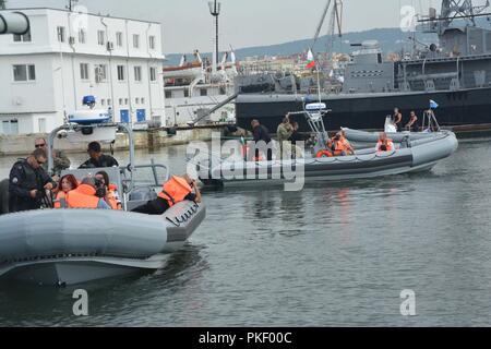 VARNA, Bulgarien - Nach der offiziellen Abschlussfeier einer mobilen Training Team Patrol Craft Offizier - Kurs Küsten, Bulgarische Medien nehmen Sie reitet auf neu erworbenen sieben Meter starre Hülle aufblasbare Boote mit Mitgliedern der Bulgarischen Marine. Die zweiwöchige Ausbildung Iteration verwendet vor NAVSCIATTS Absolventen aus Bulgarien als Ausbilder Kader und wurde zur Unterstützung der Schwarzen des International Training Center Sea Initiative durchgeführt. NAVSCIATTS ist eine Zusammenarbeit im Bereich der Sicherheit Schulhaus unter U.S. Special Operations Command zur Unterstützung der geografischen Combatant Commander' Theater Sicherheit C Stockfoto