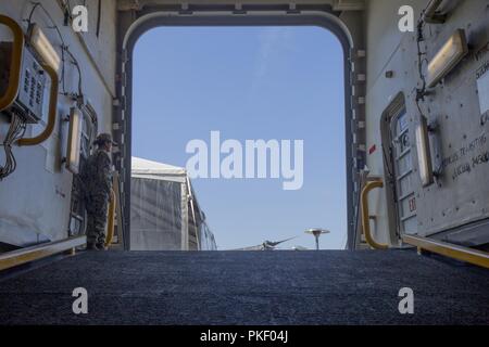 SEATTLE (Aug. 3, 2018) ein Matrose zugeordnet amphibious Transport dock Schiff USS Somerset LPD (25) wartet Besucher während Seafair Flotte Woche zu führen. Seafair Fleet Week ist eine jährliche Feier des Meeres Dienstleistungen darin Seemänner, Marinesoldaten und Küstenwache Mitglieder vom Besuch der US-Marine und Küstenwache Schiffe und Schiffe aus Kanada machen die Stadt zu einem Hafen des Anrufs. (U.S. Marine Corps Stockfoto