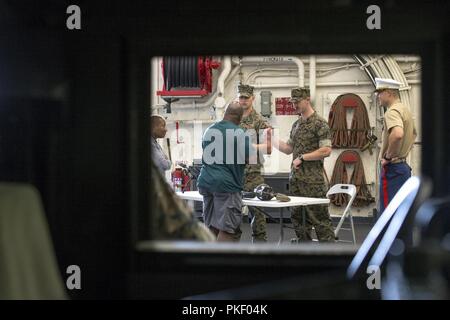 SEATTLE (Aug. 3, 2018) US-Marines im Ausland amphibious Transport dock Schiff USS Essex (LPD 25) showcase Waffen während Seafair Flotte Woche. Seafair Fleet Week ist eine jährliche Feier des Meeres Dienstleistungen darin Seemänner, Marinesoldaten und Küstenwache Mitglieder vom Besuch der US-Marine und Küstenwache Schiffe und Schiffe aus Kanada machen die Stadt zu einem Hafen des Anrufs. (U.S. Marine Corps Stockfoto