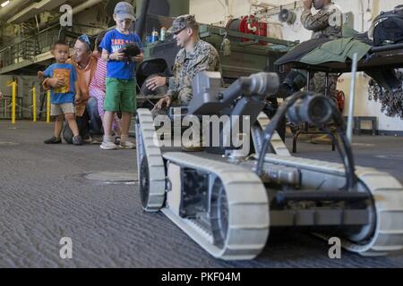 SEATTLE (Aug. 3, 2018) US Marine Corps Sgt. Alan Rooney, eine explosive ordnance Techniker mit der Bekämpfung der Logistik Bataillon 15, zentrale Regiment, 1 Marine Logistics Group, arbeitet mit Familien während Seafair Flotte Woche. Seafair Fleet Week ist eine jährliche Feier des Meeres Dienstleistungen darin Seemänner, Marinesoldaten und Küstenwache Mitglieder vom Besuch der US-Marine und Küstenwache Schiffe und Schiffe aus Kanada machen die Stadt zu einem Hafen des Anrufs. (U.S. Marine Corps Stockfoto