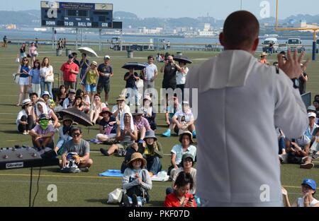 YOKOSUKA, Japan (Aug. 4, 2018) - ein Mitglied der US-Marine 7 Flotte Band singt während der 42. jährlichen Yokosuka Friendship Day Feier an Bord Commander, Flotte Aktivitäten (FLEACT) Kamakura. Die offene Basis Event Highlights die Freundschaft zwischen der U.S. Navy und Japan. FLEACT Yokosuka bietet, wartet und betreibt base Einrichtungen und Dienstleistungen zur Unterstützung der Siebten Flotte vorwärts - bereitgestellt Seestreitkräfte, 71 Mieter Befehle, und 27.000 militärisches und ziviles Personal. Stockfoto