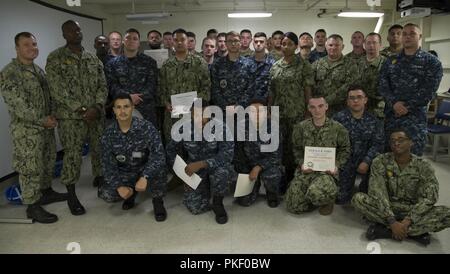 NEWPORT NEWS, Virginia (Aug. 3, 2018) Segler zugeordnet USS Gerald R. Ford (CVN 78) posieren für ein Gruppenfoto nach dem Abschluss von einer in-port security Force (ISF) Klasse. Stockfoto