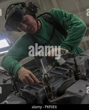 Atlantik (Aug. 2, 2018) Mate 3. Klasse Nicholas's Aviation Machinist Stroh, aus Fort Collins, Colorado, führt die Instandhaltung auf einen MH-60S Sea Hawk an Bord der Flugzeugträger USS George H.W. Bush (CVN 77). Das Schiff ist im Gange, die Durchführung von routinemäßigen Übungen Träger bereit zu halten. Stockfoto