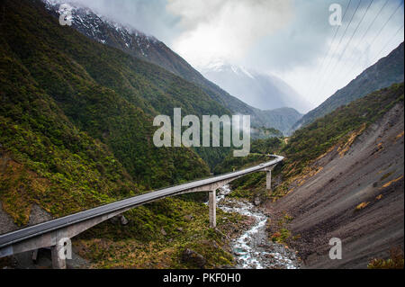 Atemberaubende Aussicht auf otira Viadukt und Arthur's Pass Summit. Berglandschaft, Blick auf das Tal und bewölktem Himmel. Stockfoto