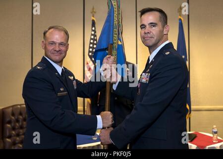 Oberst Stephen Lanier, links, 315 Operationen Gruppenkommandant, erhält die 4. Bekämpfung der Kamera Squadron guidon von Oberstleutnant Hamilton Underwood, 4 CTCS Commander, die während eines Befehls Zeremonie Aug 3, 2018, in gemeinsamen Basis Charleston, S.C. 4 CTCS ist die einzige Reserve, auf die Bekämpfung der Kamera und ist eine schnelle Eingreiftruppe, spezialisiert auf Antenne Dokumentation. Underwood trat die Einheit im März 2001 und serviert eine Vielzahl von Positionen, bevor Sie den Befehl zum ersten Mal im Jahr 2014. Stockfoto