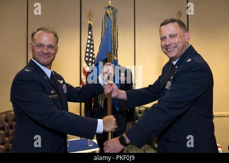 Oberstleutnant Tschad Gibson, rechts, erhält die 4. Bekämpfung der Kamera Squadron guidon von Oberst Stephen Lanier, 315 Operationen Gruppenkommandant, während eine Änderung der Befehl Zeremonie Aug 3, 2018, in gemeinsamen Basis Charleston, S.C. durch das Akzeptieren der Guidon, Gibson offiziell das Kommando des 4. Ctcs. Zuvor war er als stellvertretender Direktor für Air Force Reserve Command Public Affairs bei Robins Air Force Base, Ga 4 CTCS serviert ist die einzige Reserve, auf die Bekämpfung der Kamera und ist eine schnelle Eingreiftruppe, spezialisiert auf Antenne Dokumentation. Stockfoto