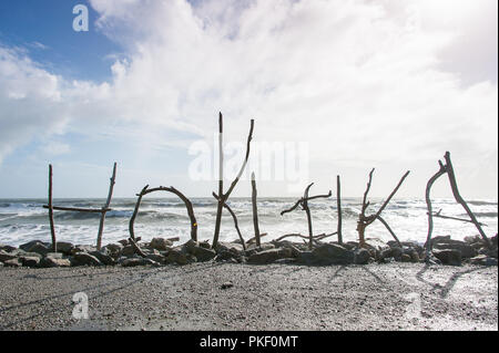 Ein treibholz Skulptur aus Holz erstellt Gewaschen oben auf dem Strand zeigt den Namen einer Stadt auf Hokitika Beach, South Island, Neuseeland. Markante sil Stockfoto