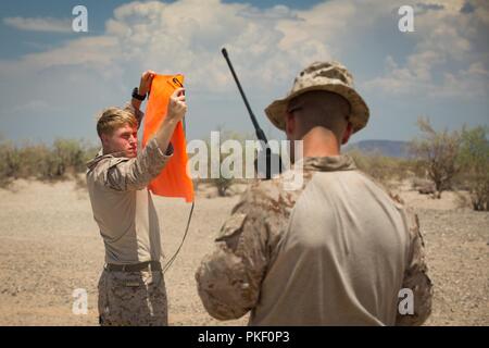 Us Marine Corps Sgt. Elijah Smith, Links, ein Brand support Marine mit Sitz Batterie 11 Marines Regiment, 1st Marine Division (MARDIV), Hält ein Signal Flag während der Übung Sommer Fury, im Jahr 2057 Süd, Calif., Aug 2, 2018. Die Übung wurde durchgeführt, 1. MARDIV Operationen Kenntnisse durch die Integration zur Gründung, Übergang und schrittweise Einstellung der Steuerung von Flugzeugen und Raketen über mehrere Standorte hinweg zu erhöhen. Stockfoto