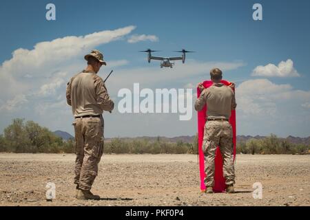 Us Marine Corps Sgt. Kaleb Coy, Links, und Sgt. Elijah Smith, Fire Support Marines mit Hauptsitz Batterie 11 Marines Regiment, 1st Marine Division (MARDIV) halten, um ein Signal Flag für eine MV-22 Osprey B während der Übung Sommer Fury, im Jahr 2057 Süd, Calif., Aug 2, 2018. Die Übung wurde durchgeführt, 1. MARDIV Operationen Kenntnisse durch die Integration zur Gründung, Übergang und schrittweise Einstellung der Steuerung von Flugzeugen und Raketen über mehrere Standorte hinweg zu erhöhen. Stockfoto