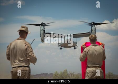 Us Marine Corps Sgt. Kaleb Coy, Links, und Sgt. Elijah Smith, Fire Support Marines mit Hauptsitz Batterie 11 Marines Regiment, 1st Marine Division (MARDIV) halten, um ein Signal Flag für eine MV-22 Osprey B während der Übung Sommer Fury, im Jahr 2057 Süd, Calif., Aug 2, 2018. Die Übung wurde durchgeführt, 1. MARDIV Operationen Kenntnisse durch die Integration zur Gründung, Übergang und schrittweise Einstellung der Steuerung von Flugzeugen und Raketen über mehrere Standorte hinweg zu erhöhen. Stockfoto