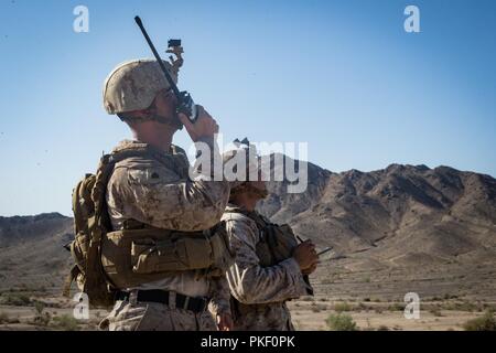 Us Marine Corps Sgt. Kaleb Coy, und Cpl. Xavier Tapia, Fire Support Marines mit Hauptsitz Batterie, 11 Marines, 1st Marine Division (MARDIV), Durchführung von gemeinsamen Endgerät angreifen controller Missionen während der Übung Sommer Fury, im Jahr 2057 Süd, Calif., Aug 2, 2018. Die Übung wurde durchgeführt, 1. MARDIV Operationen Kenntnisse durch die Integration zur Gründung, Übergang und schrittweise Einstellung der Steuerung von Flugzeugen und Raketen über mehrere Standorte hinweg zu erhöhen. Stockfoto