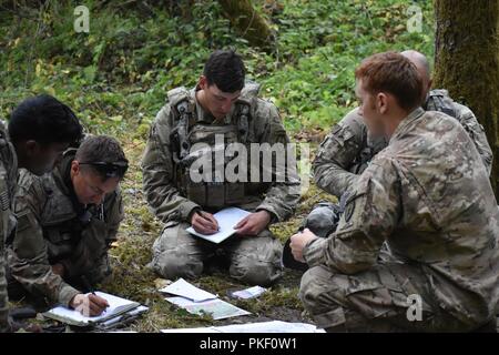 Kapitän Alex Purdy, Ladegerät Kompaniekommandant vom 1 Bataillon 5 Infanterie Regiment, unterweist seine Platoon Leader bei Not Bereitstellungsbereitschaft Übung Mut Bereit 18-02 bei Joint Base Lewis MChord, Aug 2. Die Bobcats bereitgestellt von Fort Wainwright, Alaska, der 4.Bataillon, 23 d Infanterie Tomahawks für Iteration zwei Amerikas erste Korps Mut bereit Serie zu verbinden. Diese EDRE bietet die Möglichkeit für alle betroffenen Maschinen kritische Fähigkeiten sowohl bei der Planung und Durchführung der Mission zu trainieren. Stockfoto