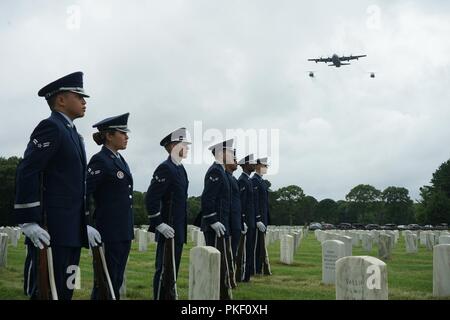 Einen HC-130 Hercules-transportflugzeuge und zwei HH-60G Pave Hawk Hubschraubern aus der 106 Rettung Flügel, der NEW YORK Air National Guard, Überführung Calverton National Friedhof während der internierung von Maj. Andreas O'Keeffe, einem 106 Rettung Flügel combat rescue Officer, in Calverton, NY, 4. August 2018. Maj. O'Keeffe war der Co-pilot einer Pave Hawk, Rufzeichen Jolly51, die im März im Irak abgestürzt, töten alle sieben Mitglieder an Bord. Stockfoto