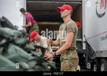 Us-Armee Sgt. Jakob Engstorm, um die 165 Quartermaster Unternehmen zugewiesen sind, bereitet die Ausrüstung für den nächsten Tag springen während Leapfest an der Universität von Rhode Island, West Kingston, R.I., Aug 4, 2018. Leapfest ist der größte und am längsten bestehende, internationale statische Linie Fallschirm Training und Wettbewerb veranstaltet vom 56. Truppe den Befehl, Rhode-Island Army National Guard hohen Niveau zu fördern technische und Korpsgeist innerhalb der internationalen Gemeinschaft in der Luft. Stockfoto