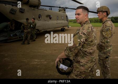 Us Air Force Senior Airman Sacharja Famiano und Staff Sgt. Edward Schmitz, in die 3. Air Support Operations Squadron zugeordnet, sorgt sich nachhaltige Airborne Training während der Leapfest an der Universität von Rhode Island, West Kingston, R.I., Aug 4, 2018. Leapfest ist der größte und am längsten bestehende, internationale statische Linie Fallschirm Training und Wettbewerb veranstaltet vom 56. Truppe den Befehl, Rhode-Island Army National Guard hohen Niveau zu fördern technische und Korpsgeist innerhalb der internationalen Gemeinschaft in der Luft. Stockfoto