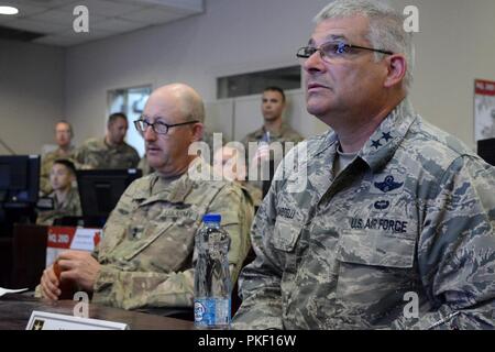 CAMP ARIFJAN, Kuwait - Pennsylvania top zwei militärische Führer vor kurzem flog nach Kuwait zu erfahren Sie mehr über die Mission von Pennsylvania Schützen Sie Mitglieder in die Golfregion eingesetzt. Der Adjutant General, Luftwaffe Generalmajor Anthony Carrelli, und Senior Advisor eingetragen - Gemeinsame, Command Sgt. Maj. Harry Buchanan besucht Task Force Spartan August 2-3, 2018. Stockfoto