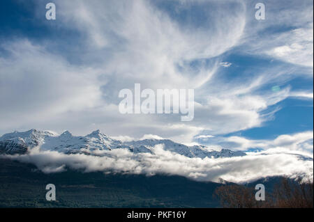 Wunderschöne alpine Landschaft. Hohe Zirruswolken, schneebedeckte Berge, den Lake Wakatipu, Neuseeland Stockfoto