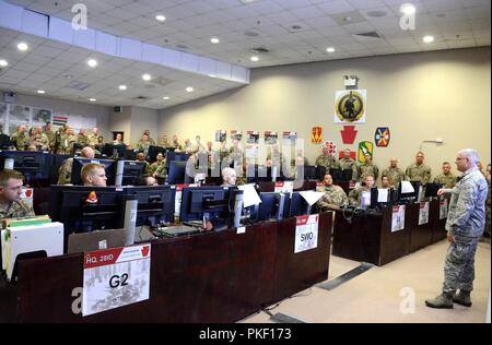 CAMP ARIFJAN, Kuwait - Pennsylvania top zwei militärische Führer vor kurzem flog nach Kuwait zu erfahren Sie mehr über die Mission von Pennsylvania Schützen Sie Mitglieder in die Golfregion eingesetzt. Der Adjutant General, Luftwaffe Generalmajor Anthony Carrelli, und Senior Advisor eingetragen - Gemeinsame, Command Sgt. Maj. Harry Buchanan besucht Task Force Spartan August 2-3, 2018. Stockfoto