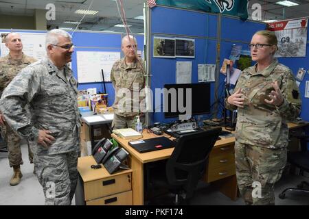 CAMP ARIFJAN, Kuwait - Pennsylvania top zwei militärische Führer vor kurzem flog nach Kuwait zu erfahren Sie mehr über die Mission von Pennsylvania Schützen Sie Mitglieder in die Golfregion eingesetzt. Der Adjutant General, Luftwaffe Generalmajor Anthony Carrelli, und Senior Advisor eingetragen - Gemeinsame, Command Sgt. Maj. Harry Buchanan besucht Task Force Spartan August 2-3, 2018. Stockfoto