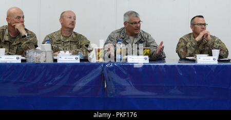 CAMP ARIFJAN, Kuwait - Pennsylvania top zwei militärische Führer vor kurzem flog nach Kuwait zu erfahren Sie mehr über die Mission von Pennsylvania Schützen Sie Mitglieder in die Golfregion eingesetzt. Der Adjutant General, Luftwaffe Generalmajor Anthony Carrelli, und Senior Advisor eingetragen - Gemeinsame, Command Sgt. Maj. Harry Buchanan besucht Task Force Spartan August 2-3, 2018. Stockfoto