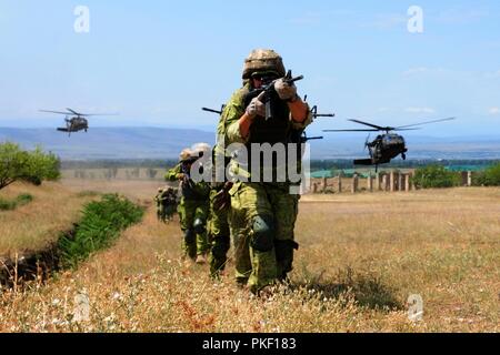 Ukrainische Infanterie Marines voraus nach dem Einlegen durch die Marietta Alpha Company, 171St Aviation Regiment, US Army National Guard UH-60 Black Hawk Hubschrauber während eines kombinierten städtischen Betrieb Übung mit Georgische Spezialeinheiten, US-Soldaten und deutschen Streitkräfte als Teil der edlen Partner 18 in Wasiani, Georgia, Aug 5, 2018. Edle Partner 2018 ist eine georgische Streitkräfte und US-Armee Europa kooperativ-led bei der Verbesserung der Bereitschaft und der Interoperabilität von Georgia, USA und teilnehmenden Nationen. Stockfoto