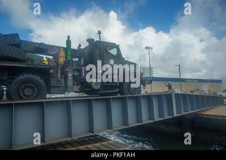 MOREHEAD CITY, North Carolina (4. August 2018) - US-Marines zu Fox Company, Bataillon Landung Team, 2.BATAILLON, 6 Marine Regiment, 26 Marine Expeditionary Unit (MEU) Verbraucher in einen Lkw während Schiff zugewiesene Operationen zum Ufer, Morehead City, North Carolina, 4. August 2018. Die 26. MEU ist wieder in ihre Heimat Stationen in North Carolina nach einer sechsmonatigen Einsatz an Bord der U.S. Navy Iwo Jima Amphibious Ready Group (ARG) in die USA, Europa, Afrika, und zentrale Bereiche des Betriebes. Stockfoto