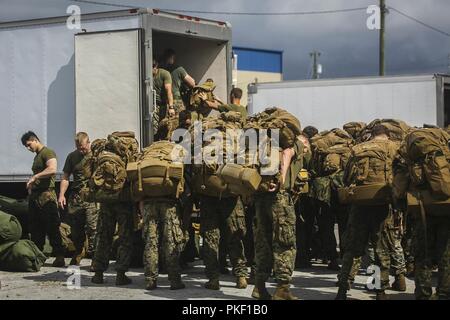 MOREHEAD CITY, North Carolina (4. August 2018) US-Marines, die dem zugeordnet 26 Marine Expeditionary Unit (MEU), aussteigen, Ausrüstung und Personal aus dem Harpers Ferry-Klasse dock Landung Schiff USS Oak Hill (LSD 51) an der Morehead City Port, Nord-Carolina, 4. August 2018. Die 26. MEU ist wieder in ihre Heimat Stationen in North Carolina nach einer sechsmonatigen Einsatz an Bord der U.S. Navy Iwo Jima Amphibious Ready Group (ARG) in die USA, Europa, Afrika, und zentrale Bereiche des Betriebes. Stockfoto