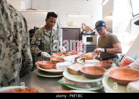 SEATTLE (4. August 2018) Air Traffic Controller Airman Jodanny Zelaya und Cryptologic Techniker (Sammlung) 3. Klasse Chris Besten, sowohl Zugeordnet amphibious Transport dock Schiff USS Somerset LPD (25), Mahlzeiten an Union Gospel Mission während des Seattle Seafair Flotte Woche Community Relations Event vorbereiten. Seafair Fleet Week ist eine jährliche Feier des Meeres Dienstleistungen darin Seemänner, Marinesoldaten und Küstenwache Mitglieder vom Besuch der US-Marine und Küstenwache Schiffe und Schiffe aus Kanada machen die Stadt zu einem Hafen des Anrufs. Stockfoto