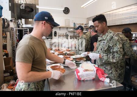 SEATTLE (4. August 2018) Segler zugeordnet amphibious Transport dock Schiff USS Somerset LPD (25), Mahlzeiten an Union Gospel Mission während des Seattle Seafair Flotte Woche Community Relations Event vorbereiten. Seafair Fleet Week ist eine jährliche Feier des Meeres Dienstleistungen darin Seemänner, Marinesoldaten und Küstenwache Mitglieder vom Besuch der US-Marine und Küstenwache Schiffe und Schiffe aus Kanada machen die Stadt zu einem Hafen des Anrufs. Stockfoto