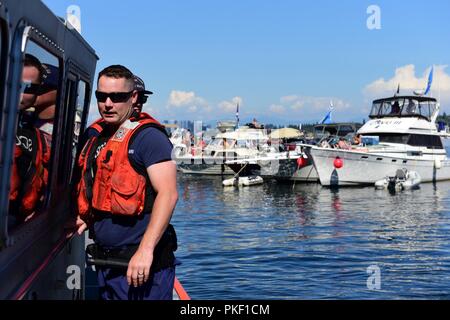 Coast Guard Petty Officer 2nd class Preston McKernan, einen bootsmann mate von Station Seattle, Patrouillen Lake Washington an Bord eines 45-Fuß-Reaktion auf Boat-Medium Aug 4, 2018. Die Küstenwache gearbeitet, um die Sicherheit aller Seafair Teilnehmer, darunter Bootsfahrer, Paddel craft Operatoren und Schwimmer zu gewährleisten. Us-Küstenwache Stockfoto